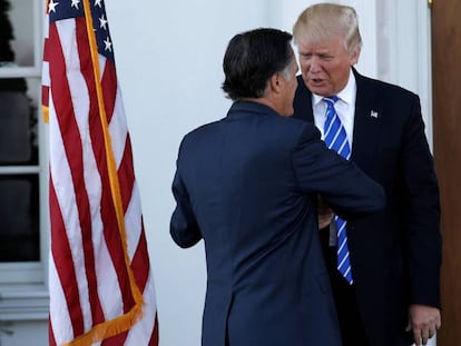 Donald Trump saluda este sábado a Mitt Romney.