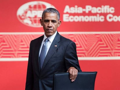 Obama, antes de tomar asiento en el foro de la APEC en Perú.