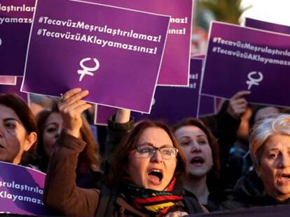Manifestación, el sábado por la tarde, contra la propuesta del Gobierno de amnistiar a quienes tengan sexo con una menor si antes se casaron con ella.