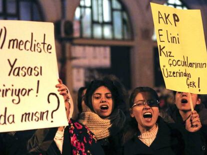 Diverses dones es manifesten amb pancartes en què es pot llegir "AKP [el partit governant], deixa estar les nenes" a Istanbul.