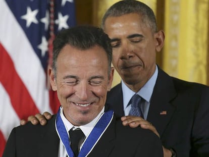 El presidente Obama condecora a Bruce Springsteen.