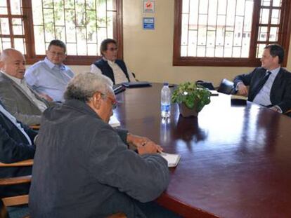 Miembros de las FARC junto a Sergio Jaramillo y Humberto de la Calle.