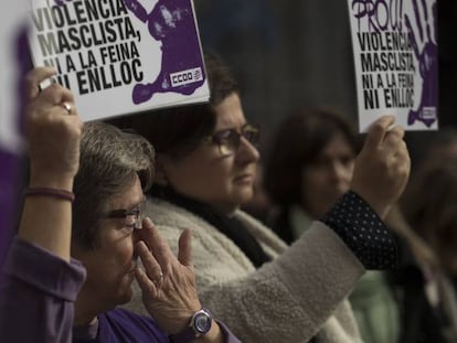 Minuto de silencio en el dia internacional para la eliminación de la violencia contra las mujeres, celebrado en la Plaza Sant Jaume de Barcelona.