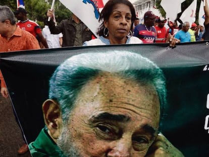 Una mujer carga una pancarta de Fidel en la embajada de Cuba en Panamá. A. FRANCO AP