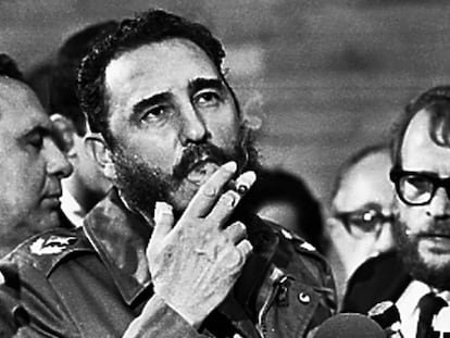 FOTO: Fidel Castro fuma un puro durante una entrevista. / VÍDEO: Un repaso de su vida en imágenes.