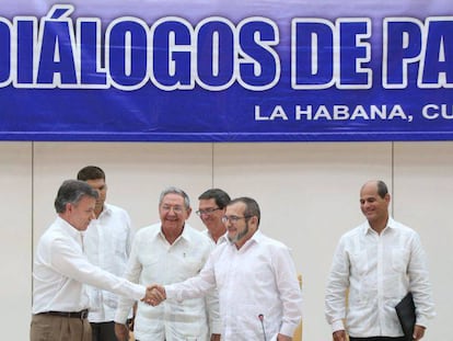 Santos y Timochenko se dan la mano ante Raúl Castro, en septiembre de 2015.