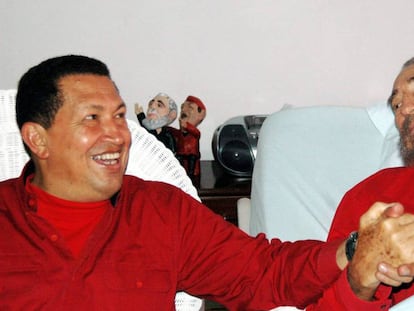 Hugo Chávez y Fidel Castro, en un hospital de La Habana en 2006. REUTERS