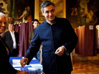 Fillon, al que los sondeos apuntan como favorito, vota este domingo en París.
