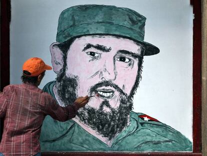 Un hombre realiza un retrato de Fidel en La Habana.