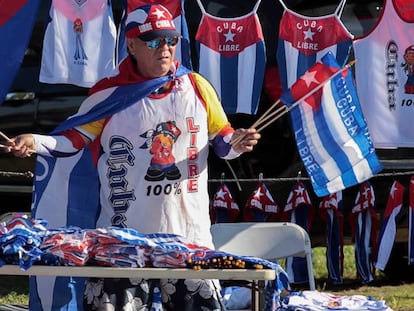 Vendedor de banderas cubanas en la Pequeña Habana de Miami JAVIER GALEANO REUTERS