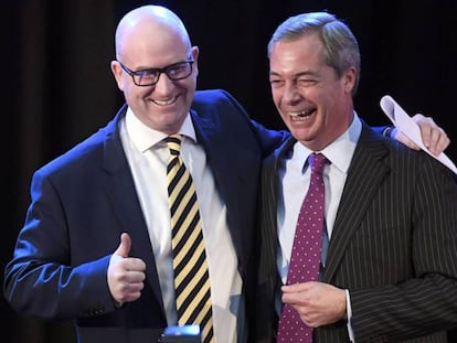 Paul Nuttall, nuevo líder del UKIP, con el exdirigente del partido, Nigel Farage, este lunes en Londres.