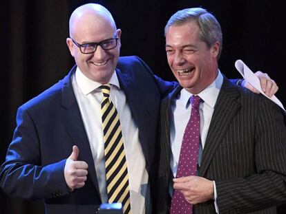 Paul Nuttall, nuevo líder del UKIP, con el exdirigente del partido, Nigel Farage, este lunes en Londres.