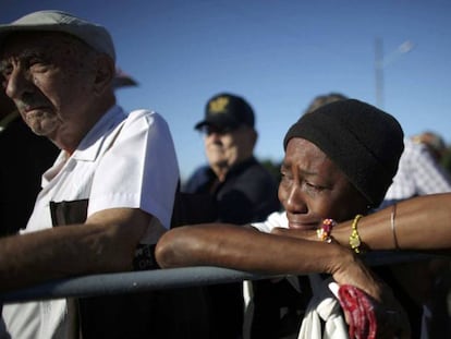 Pessoas fazem fila para render homenagem a Fidel Castro, em Havana.