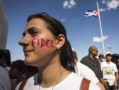 Una mujer espera entrar al salón donde se rinde homenaje a Fidel Castro en la Plaza de la Revolución