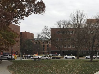 La policía acordona el campus de la universidad de Ohio.