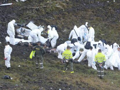 Rescate de los restos de las víctimas del accidente en Colombia.