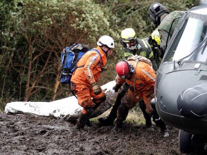 Las autoridades colombianas retiran los cuerpos tras el accidente de avión.