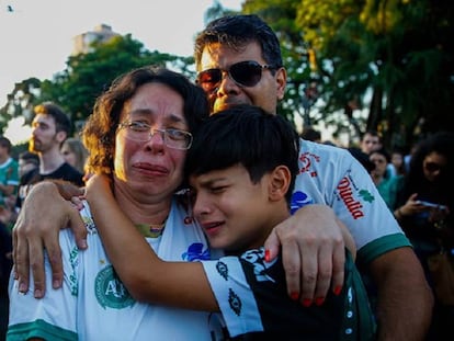 Aficionados del Chapecoense asisten a una celebración religiosa este martes en Chapecó (Brasil). En vídeo: Relato de un copiloto de Avianca.