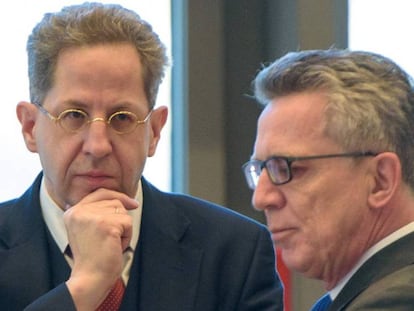 El jefe de los servicios secreto alemanes, Hans-Georg Maaßen, y el ministro del Interior, Thomas de Maizière, el miércoles en una reunión en Saarbrücken. En vídeo, la rueda de prensa del ministro.