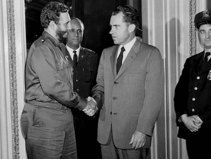 Fidel Castro estrecha la mano del vicepresidente estadounidense Richard Nixon en Washington, el 19 de Abril de 1959. En vídeo, imágenes del documental de TNT 'Un viaje con Fidel'.