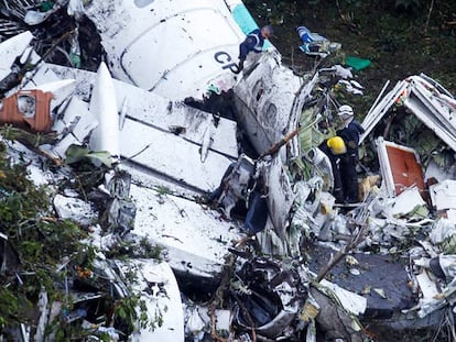 Los servicios de rescate trabajan en el avión accidentado, el pasado martes.