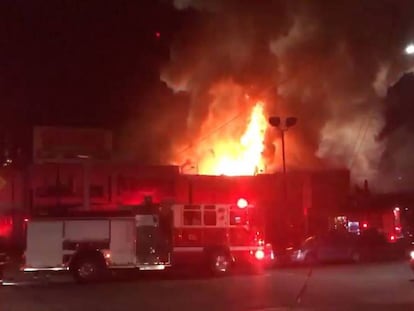Imagen del incendio facilitada por el cuerpo de bomberos de Oakland.