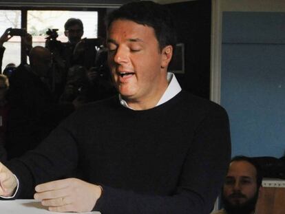 El primer ministro italiano, Matteo Renzi, deposita su voto, este domingo en Pontassieve, cerca de Florencia.