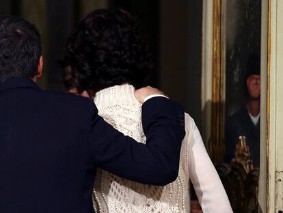 El primer ministro italiano Renzi se va con su esposa Agnese al final de la rueda de prensa en Roma.