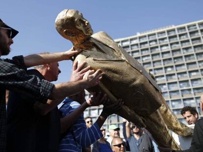 La estatua dorada de Netanyahu es retirada de la plaza Rabin, este martes.