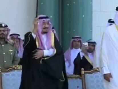 Un momento del baile del rey Salmán de Arabia Saudí.