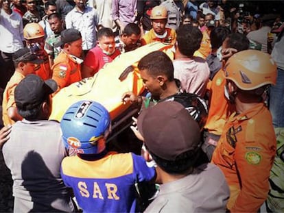 El equipo de rescate recupera un cuerpo tras el terremoto.