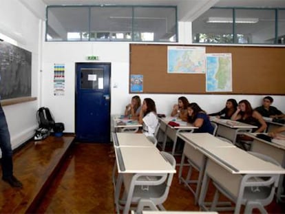 Un profesor da clase en el colegio Valsassina, en Lisboa (Portugal).