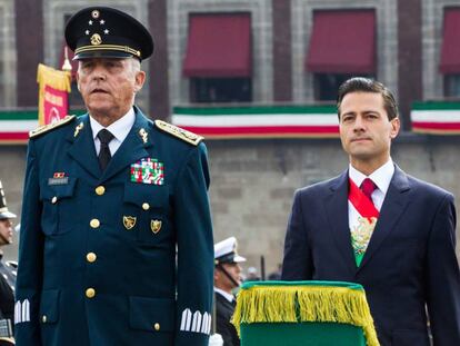El general Cienfuegos y el presidente, Enrique Peña Nieto, en un evento de septiembre.