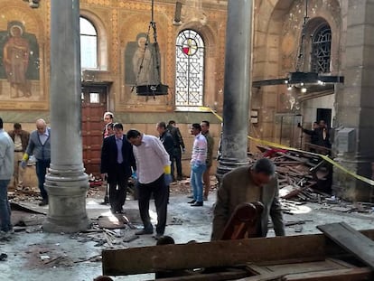 Interior de la catedral copta tras el atentado en El Cairo.