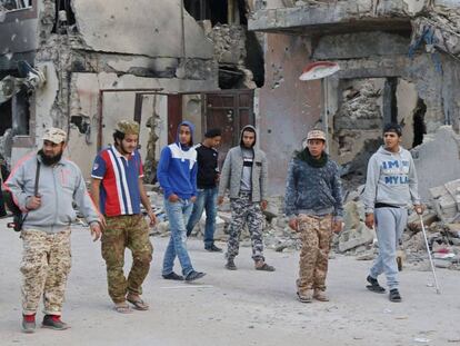 Milicianos libios leales al Gobierno recorren el pasado jueves Sirte.