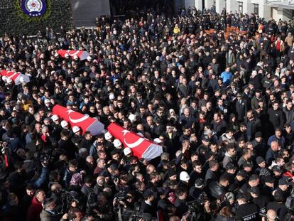 Funeral en Estambul de algunos de los agentes de policía víctima del atentado del sábado.
