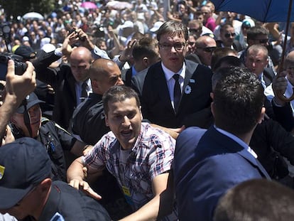 El primer ministro serbio, Alexander Vucic (c), durante unos disturbios en la conmemoración del 20 aniversario de la masacre de Srebrenica, en 2015.