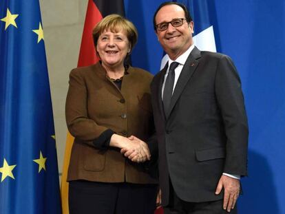 La canciller alemana Angela Merkel estrecha la mano al presidente francés Francois Hollande tras su rueda de prensa conjunta, este martes en Berlín.