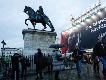 El cartel promocional de 'Narcos', al fondo, en la Puerta del Sol. En vídeo: María Ángela Holguín, canciller de Colombia, en una rueda de prensa.