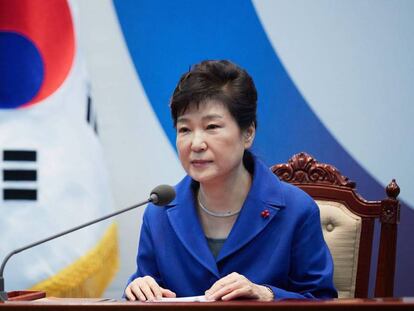 La presidenta surcoreana, Park Geun-Hye, en un gabinete de crisis.