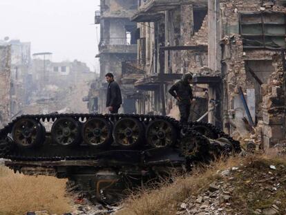 Fuerzas de El Asad revisan un tanque dañado en Alepo.