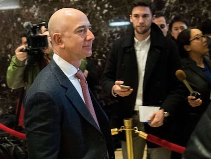 El fundador de Amazon, Jeff Bezos, a su salida de la torre Trump, este martes en Nueva York (EE UU).