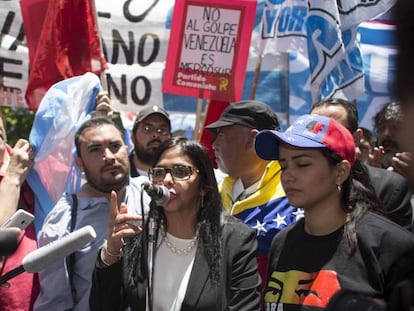 La canciller de Venezuela, Delcy Rodríguez, habla en Buenos Aires frente al ministerio de Exteriores rodeada de manifestantes.