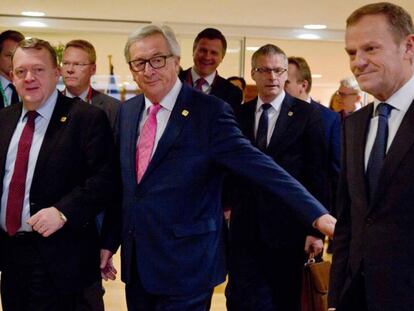 El primer ministro danés Lars Lokke Rasmussen (L), recibidopor Jean-Claude Juncker y Donald Tusk, este jueves en Bruselas.