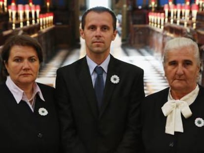 El superviviente Nedzad Avdic recuerda la matanza de Srebrenica en la Abadía de Westminster (Londres).