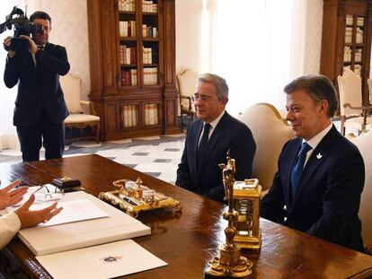 El Papa Francisco conversa con Juan Manuel Santos y Álvaro Uribe, este viernes, en el Vaticano.