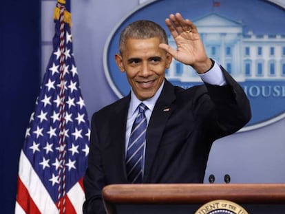 Obama se despide de los periodistas al término de su última comparecencia en la Casa Blanca.