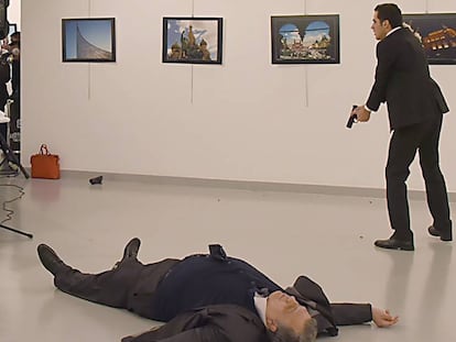 El tirador, en pie, reivindica los disparos mientras el embajador ruso yace en el suelo.