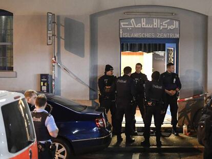 Varios policías custodian la entrada de la mezquita atacada en Zúrich.