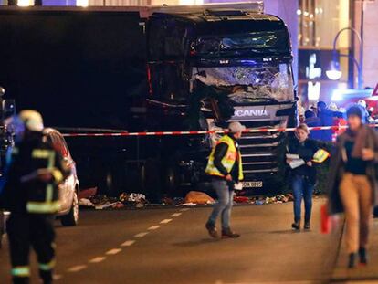 El camión que ha atropellado a varias personas en un mercado navideño en Berlín.